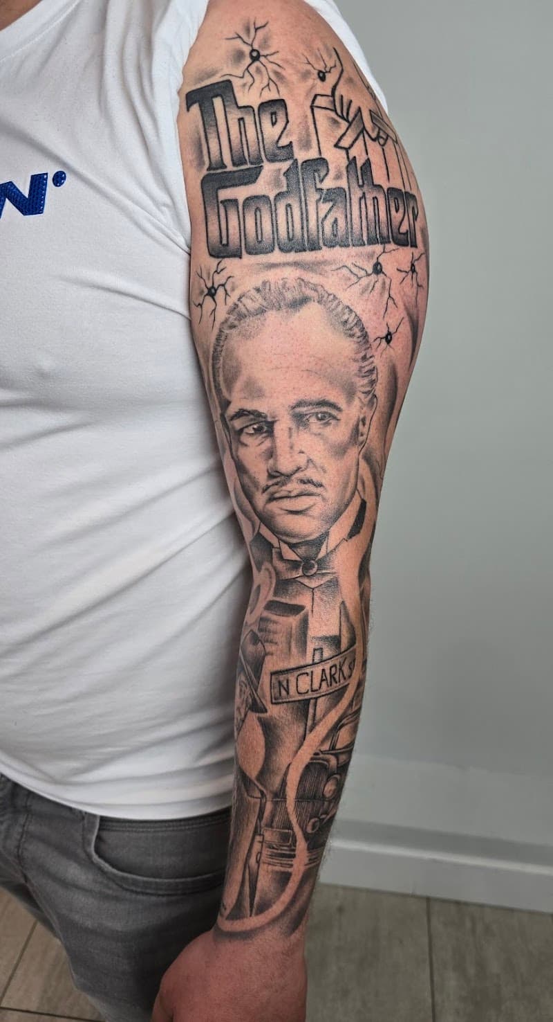 Zwart-wit portret van Marlon Brando als The Godfather met logo en straatbord.