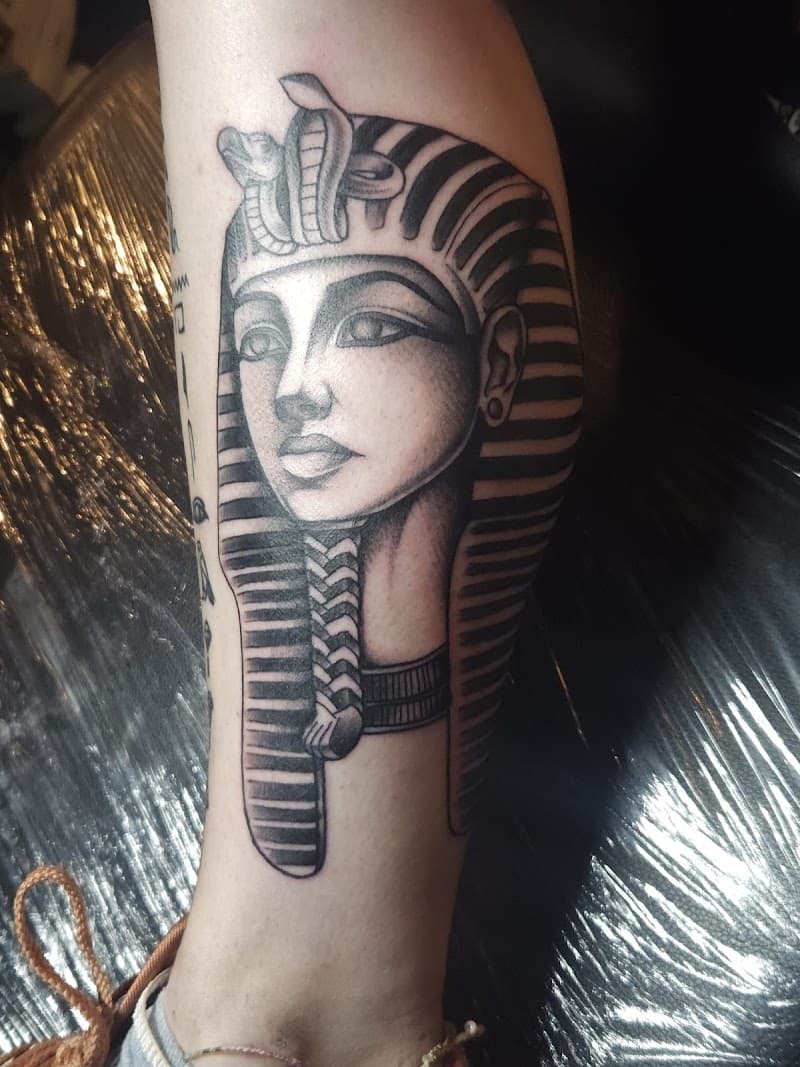 Zwart-wit portret van een Egyptische farao op het onderbeen.
