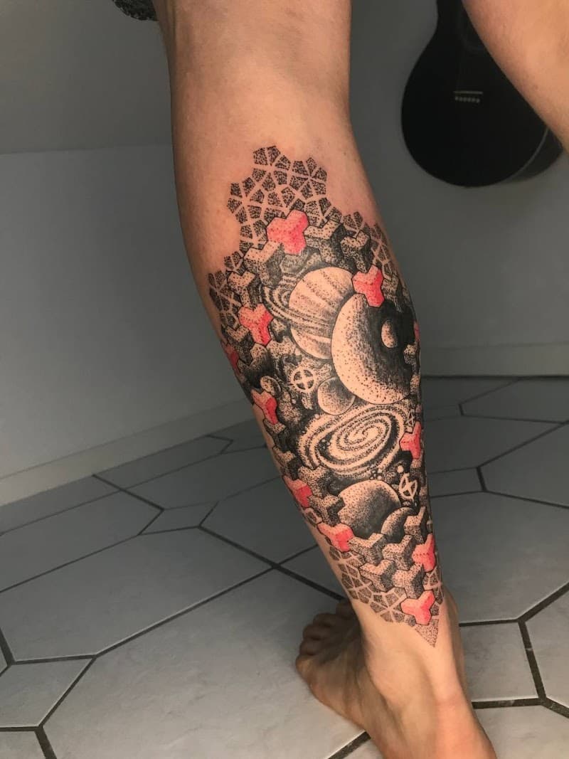 Geometrische dotwork tattoo met planeten en rode kubussen op onderbeen.
