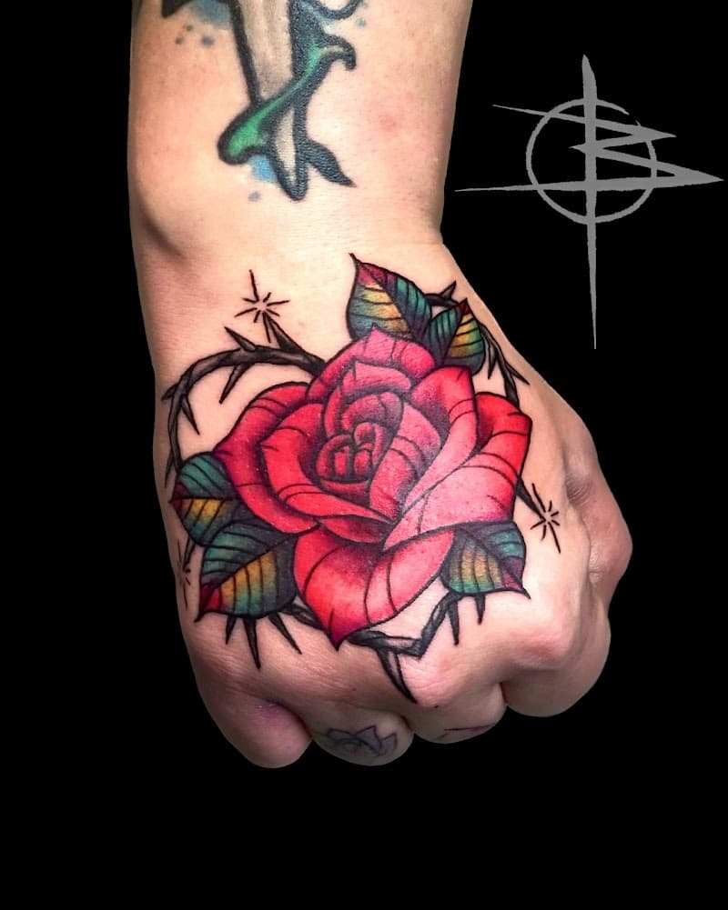Neo-traditionele rode roos met doornen op de hand.
