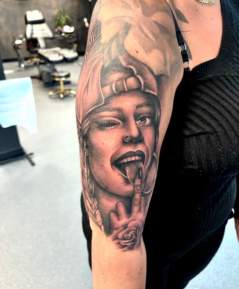 Realistisch portret van vrouw met pet, knipoog en tong op bovenarm.