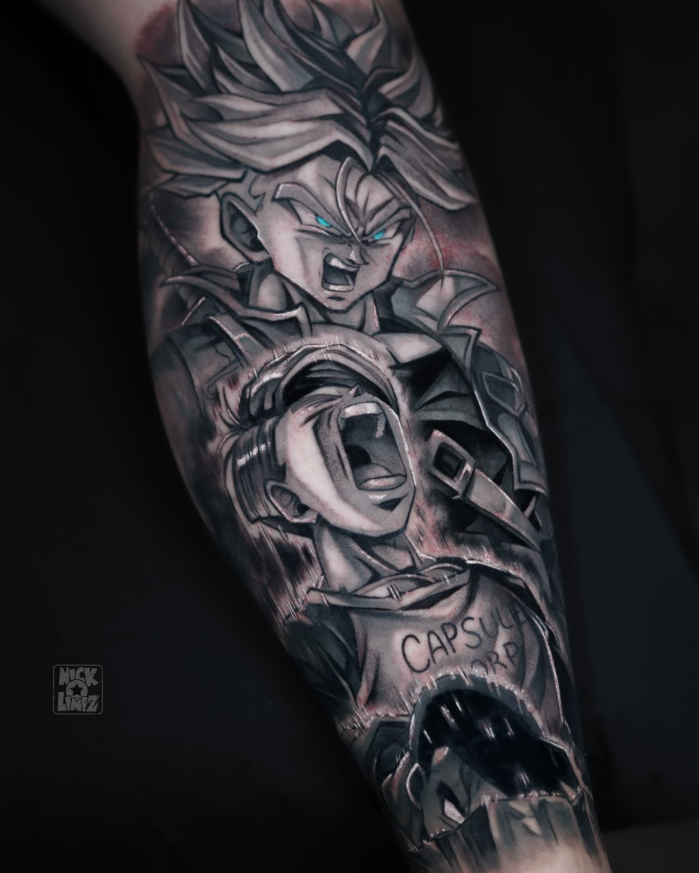 Blackwork tattoo van Trunks uit Dragon Ball Z, met een schreeuwende en een Super Saiyan vorm.