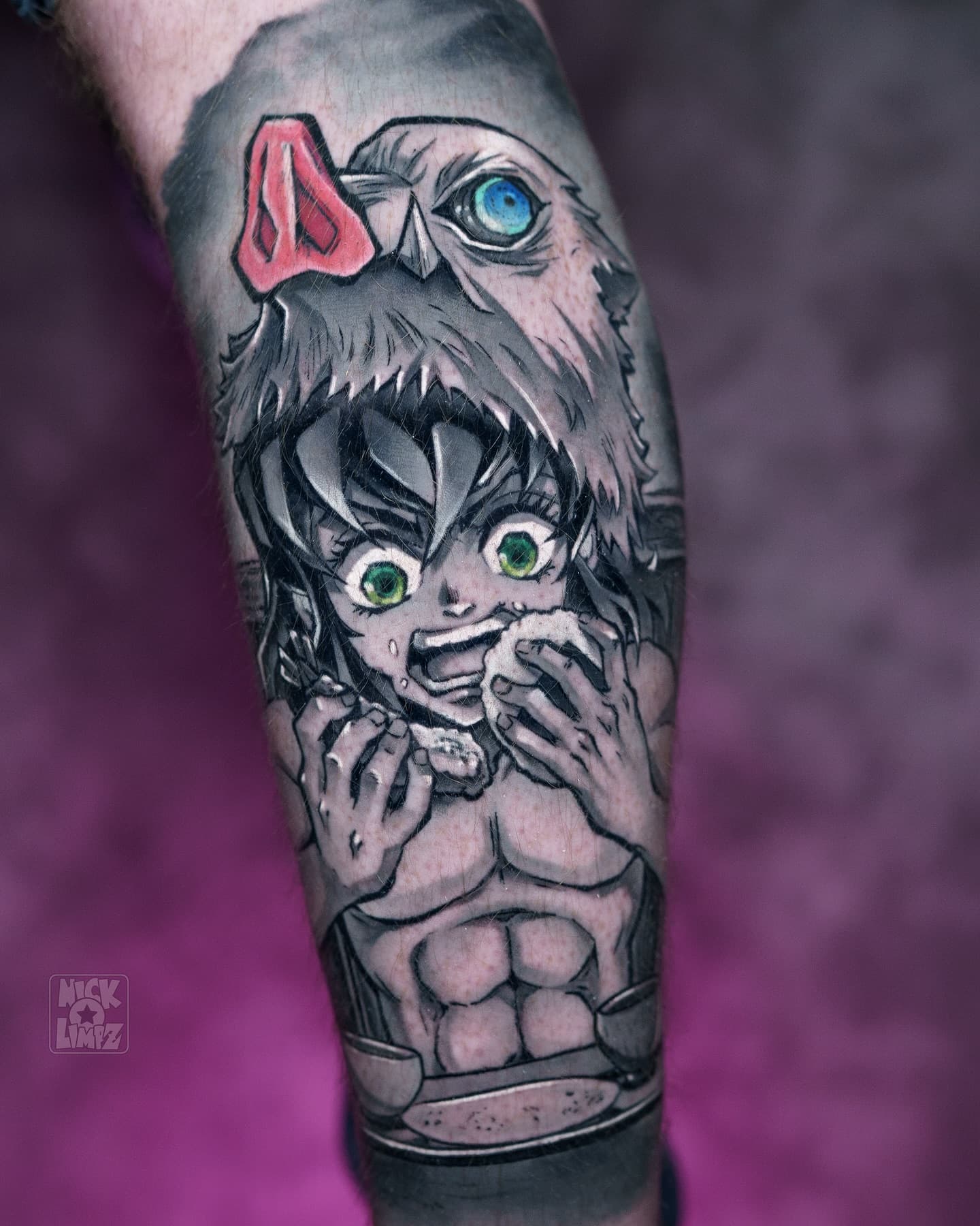 Inosuke Hashibira (Demon Slayer) tattoo, etend met everzwijnmasker op hoofd.