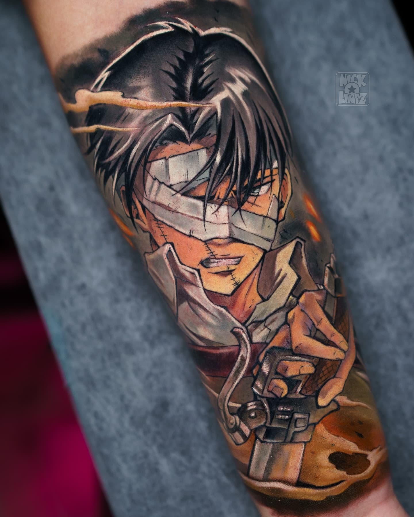 Anime tattoo van Levi Ackerman met verband en zwaard op onderarm.