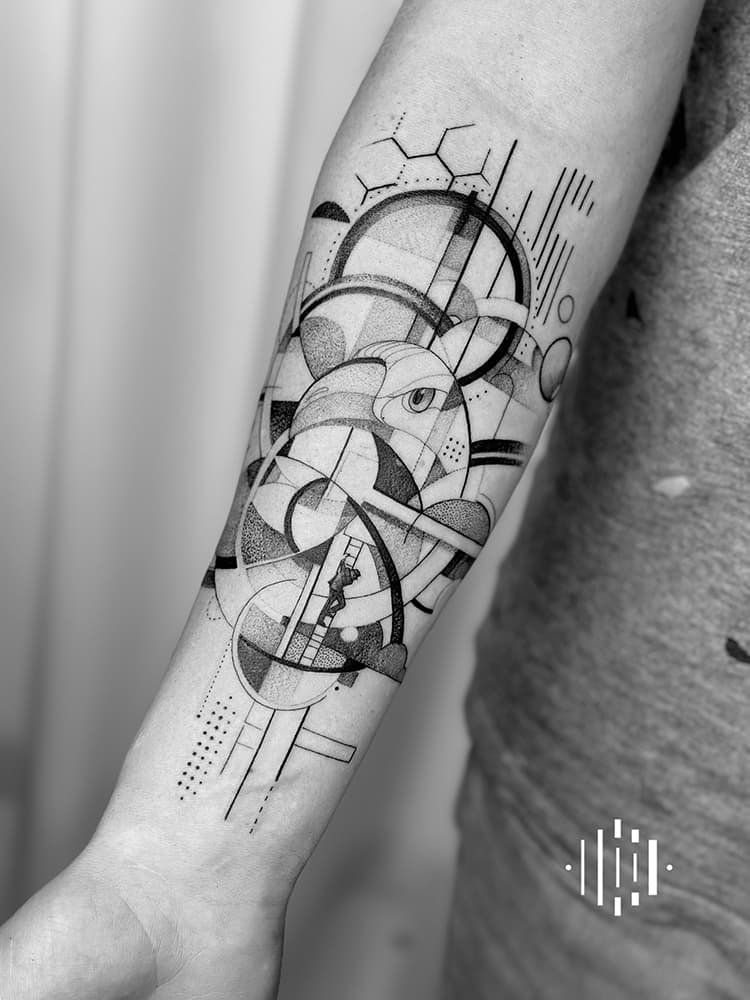 Geometrische tattoo met oog en persoon op ladder op onderarm.