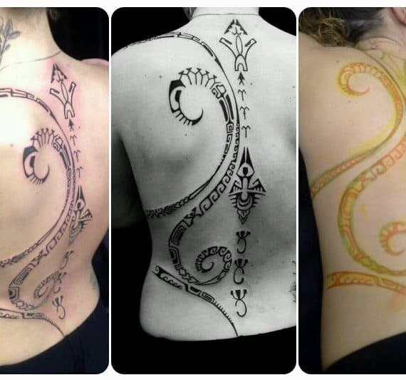 Grote tribale rugtattoo met spiraal en ruggengraat symbolen.