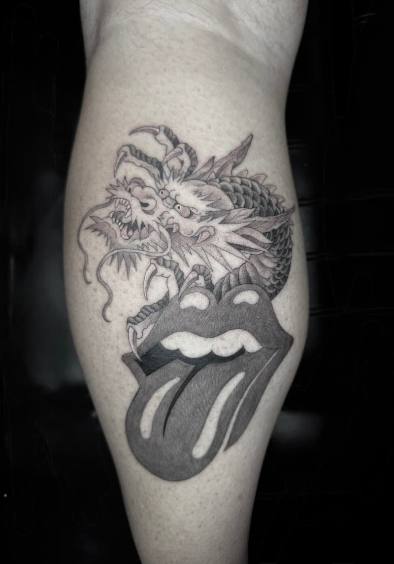 Zwart-wit tattoo van een Japanse draak gecombineerd met het Rolling Stones tong logo.