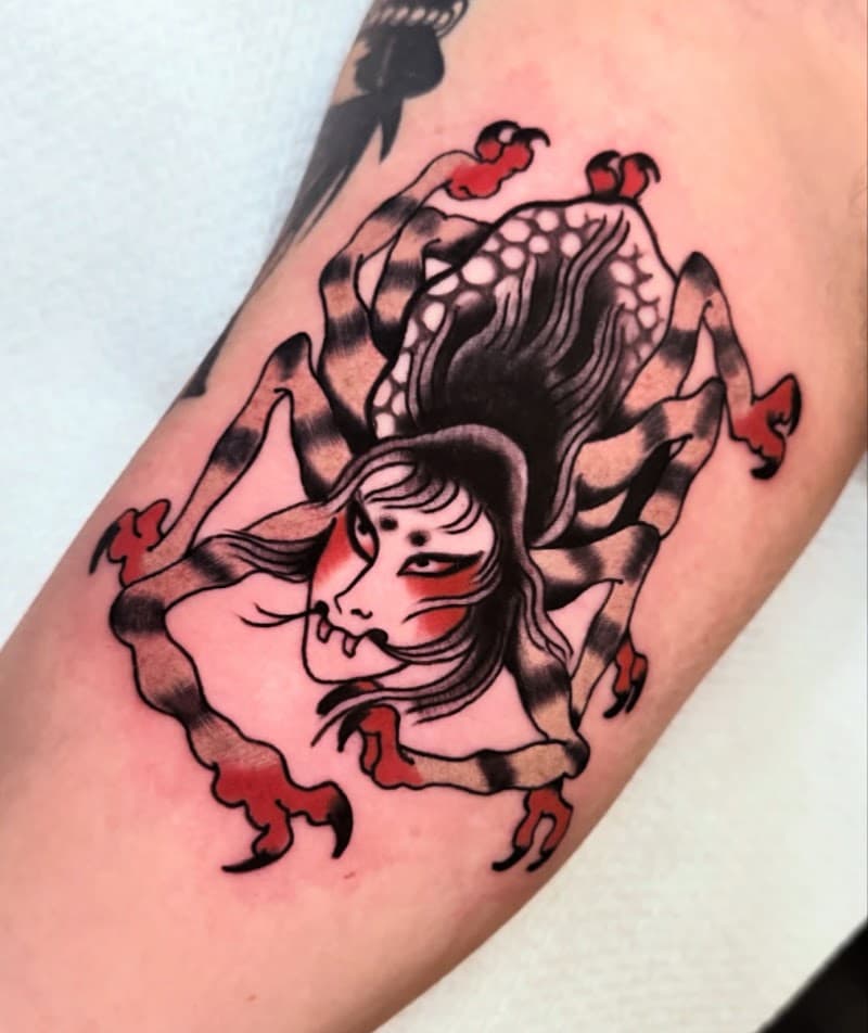 Traditionele Japanse Jorōgumo (spinnenvrouw) tattoo met rode accenten.