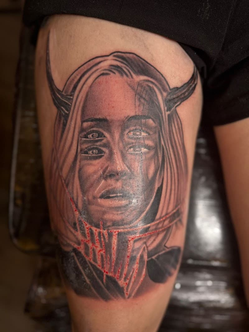 Blackwork portret van vrouw met hoorns, vier ogen en rode krasdetails.