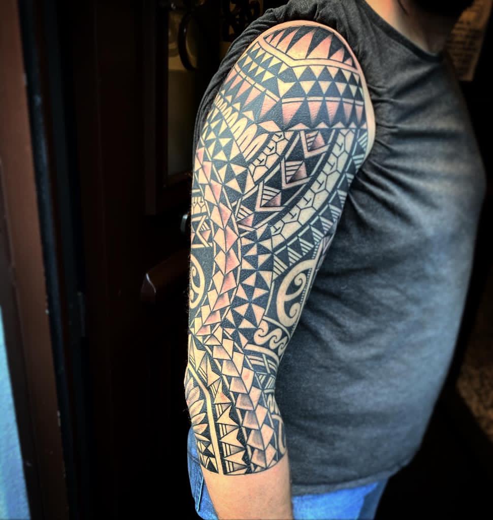 Grote Polynesische tribal sleeve tattoo op de volledige arm.