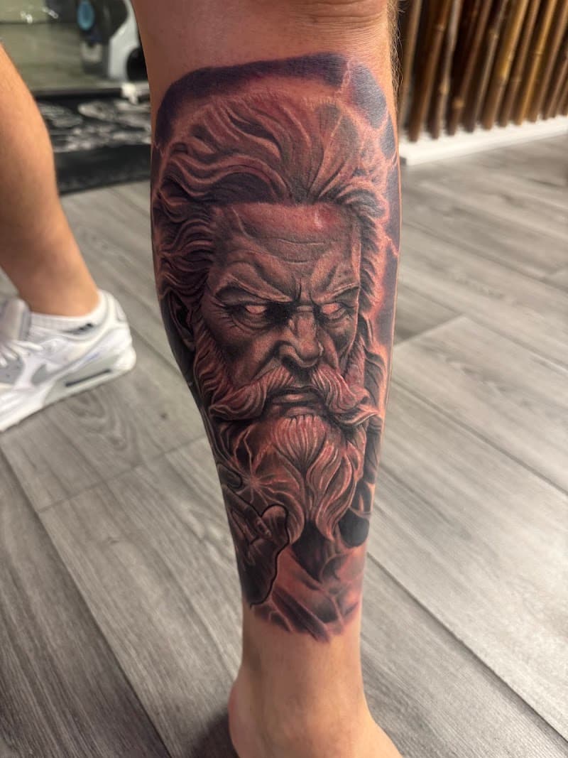 Realistisch zwart-wit portret van Zeus op het onderbeen.