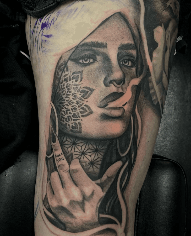 Realistisch portret van vrouw met mandala en 'FUCK YOU' op vinger.