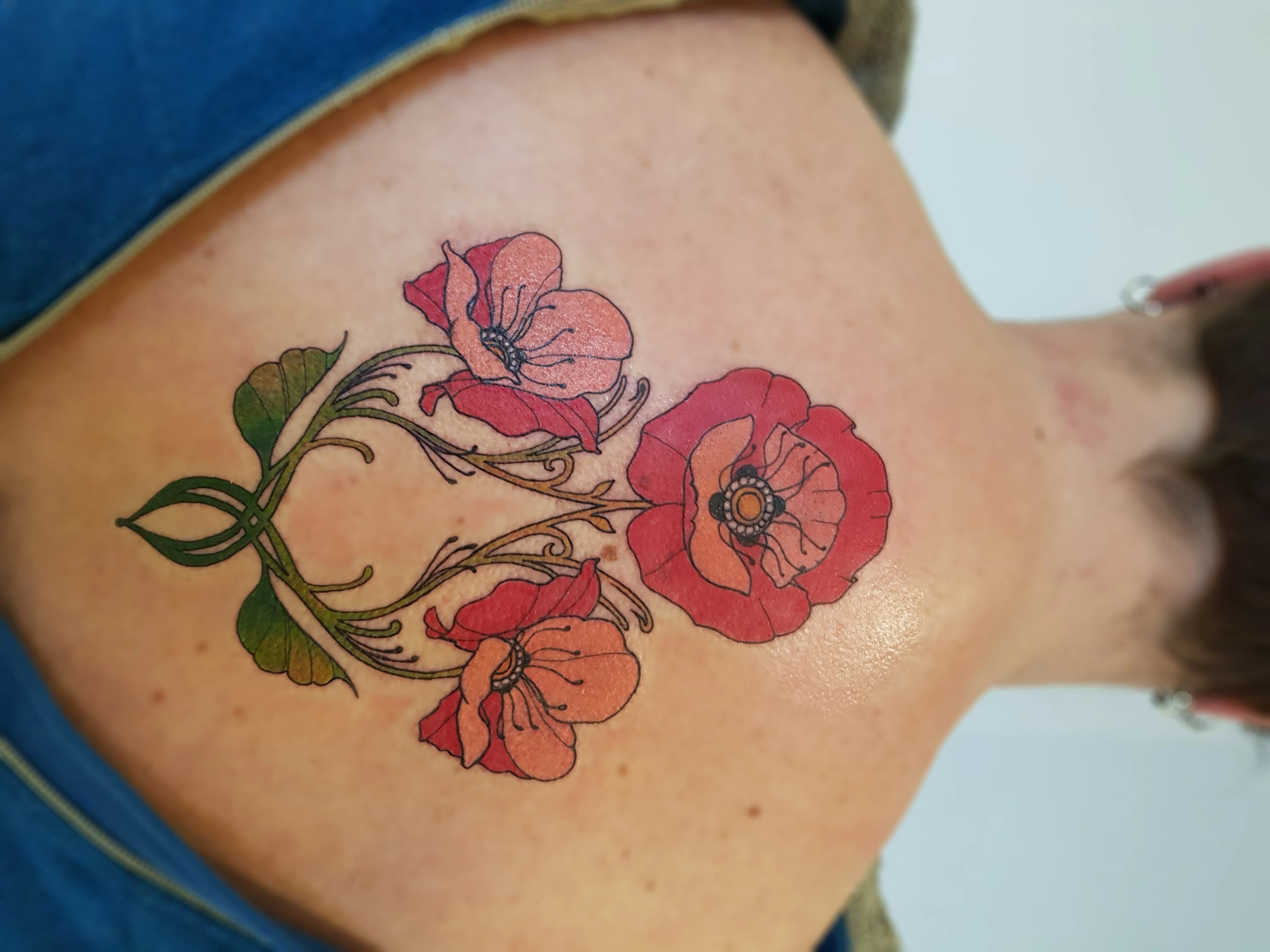 Art Nouveau klaprozen tattoo op schouderblad
