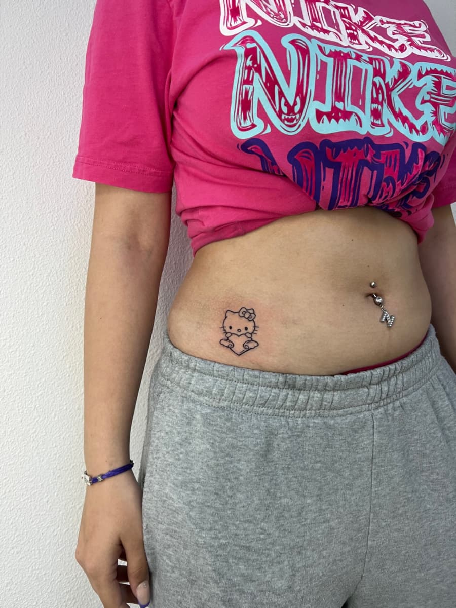 Kleine Hello Kitty met hartje op de buik.