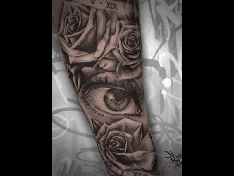 Realistisch oog met rozen en Romeinse cijfers op onderarm.
