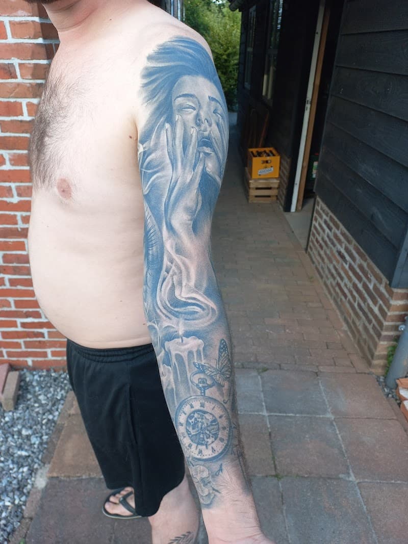 Realistische sleeve met vrouwportret, kaars, vlinder en klok in zwart-wit.