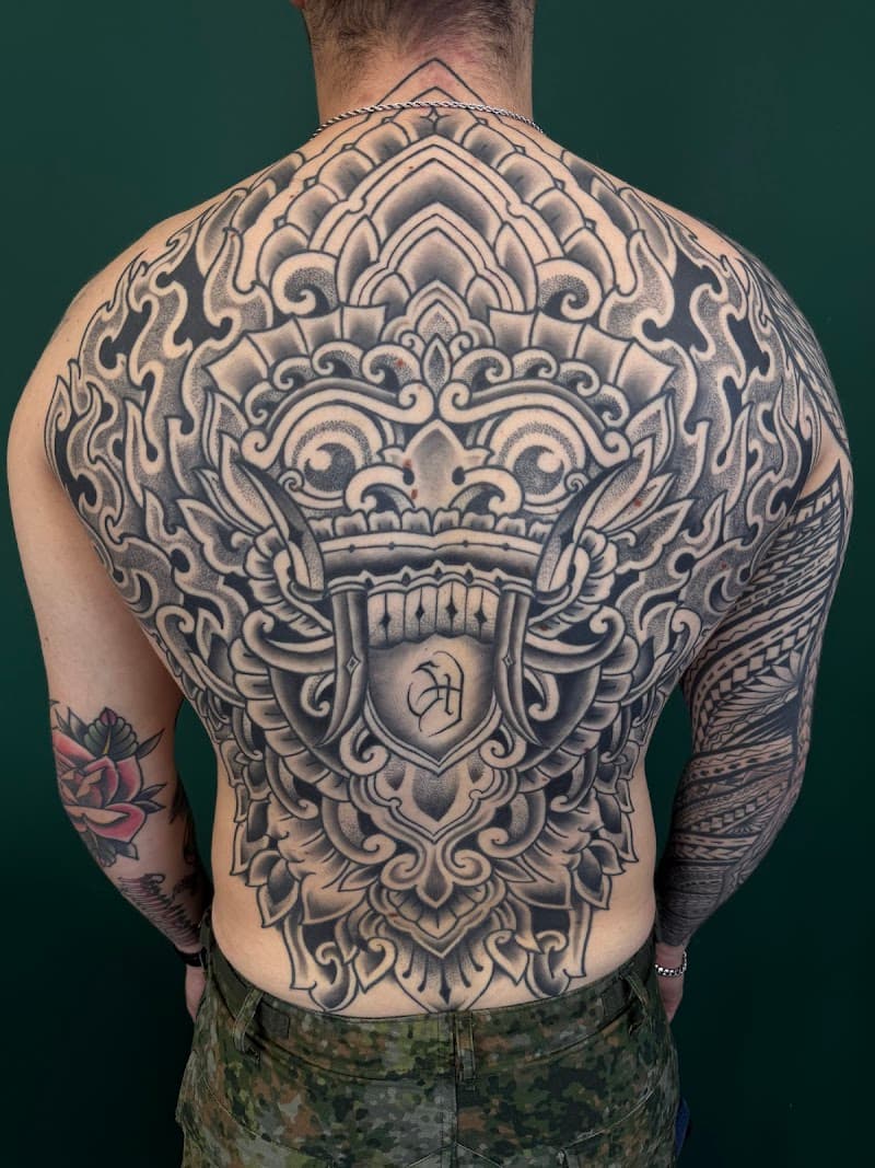 Grote Balinese Barong masker rugtattoo in blackwork en dotwork.