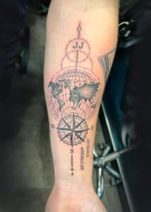 Geometrische wereldkaart met kompas en coördinaten op onderarm.