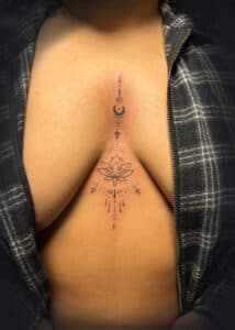 Fineline lotus en maan op het borstbeen.