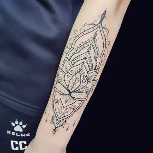 Fineline lotus en mandala tattoo op de onderarm.
