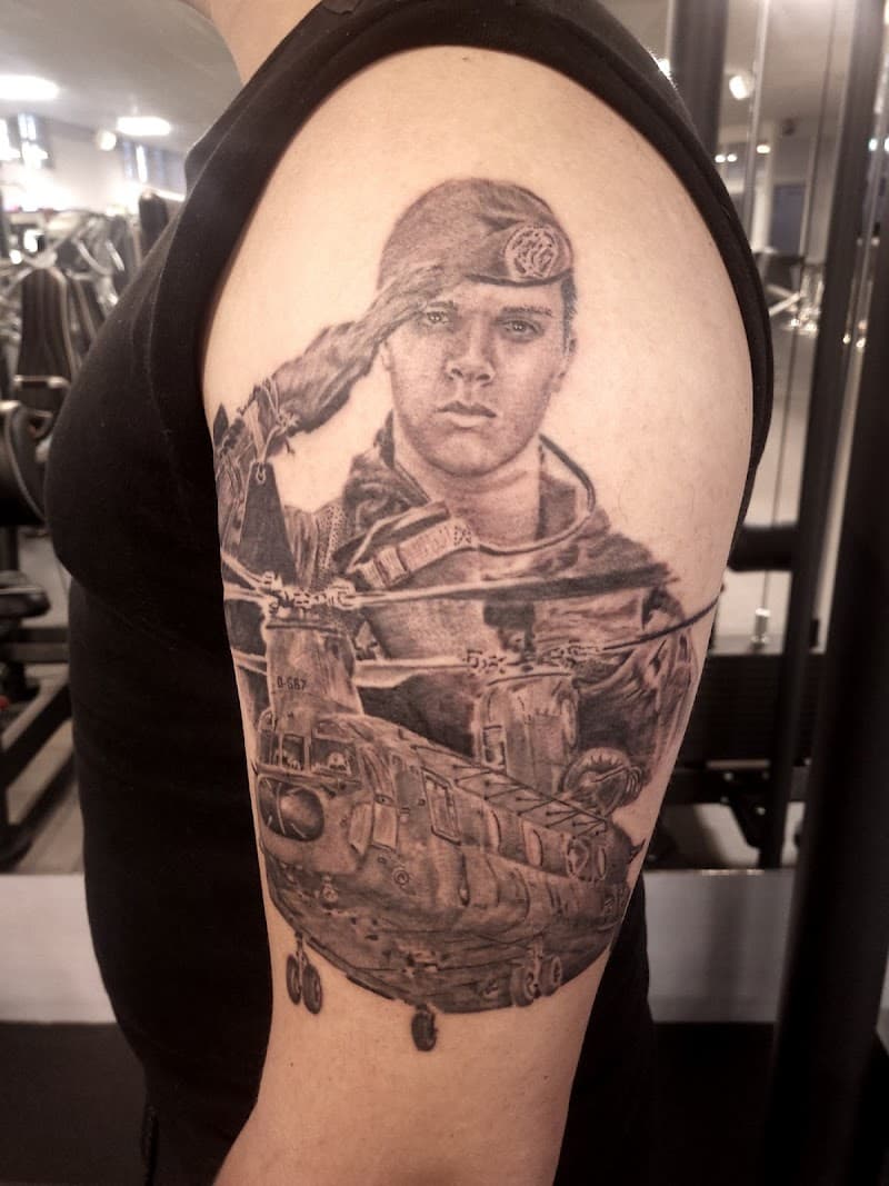 Realistisch portret van een saluerende militair met een Chinook helikopter.