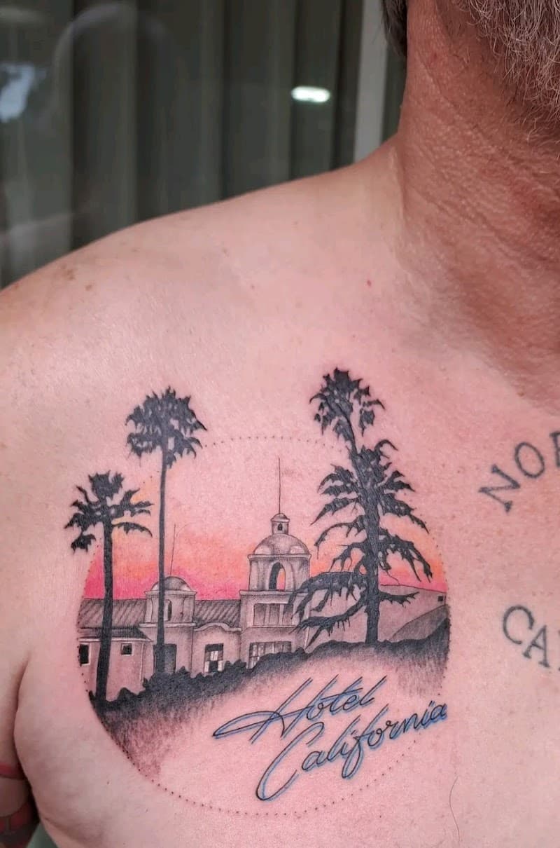 Hotel California gebouw met palmbomen en zonsondergang op de borst.