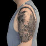 Realistische adelaar met trofee en gebouw op bovenarm.