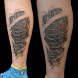 Biomechanische schokdemper tattoo op onderbeen.