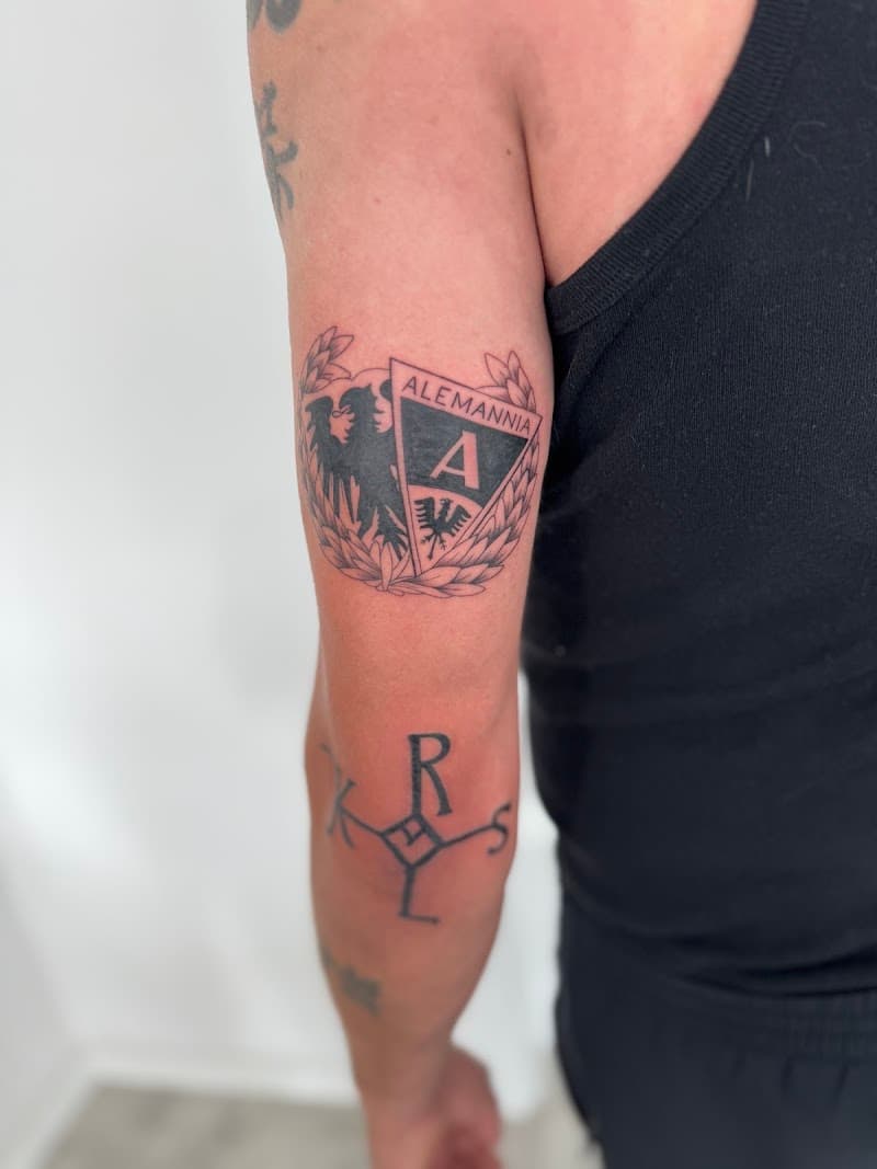 Zwart-wit Alemannia schild met adelaar en lauwerkrans op bovenarm.