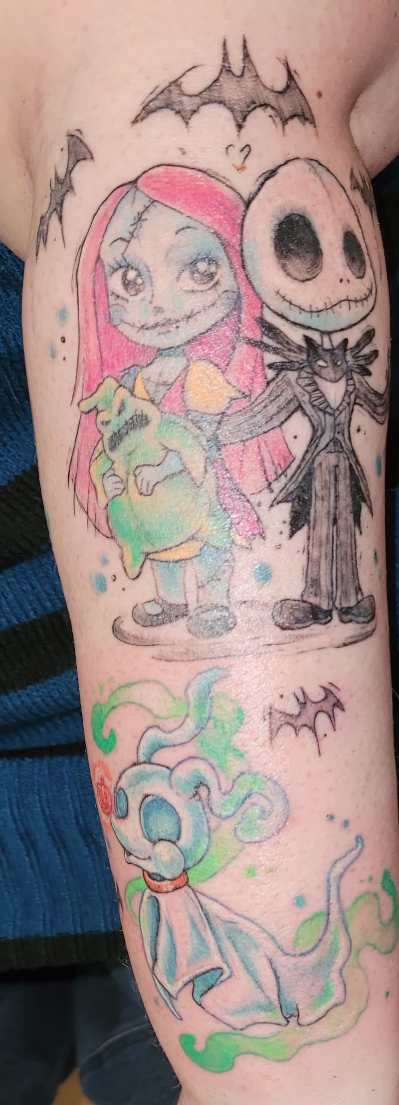 Kleurrijke tattoo van Jack, Sally en Zero uit Nightmare Before Christmas.