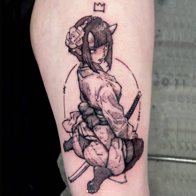 Blackwork tattoo van een anime demonenmeisje met hoorns, kroon en katana.