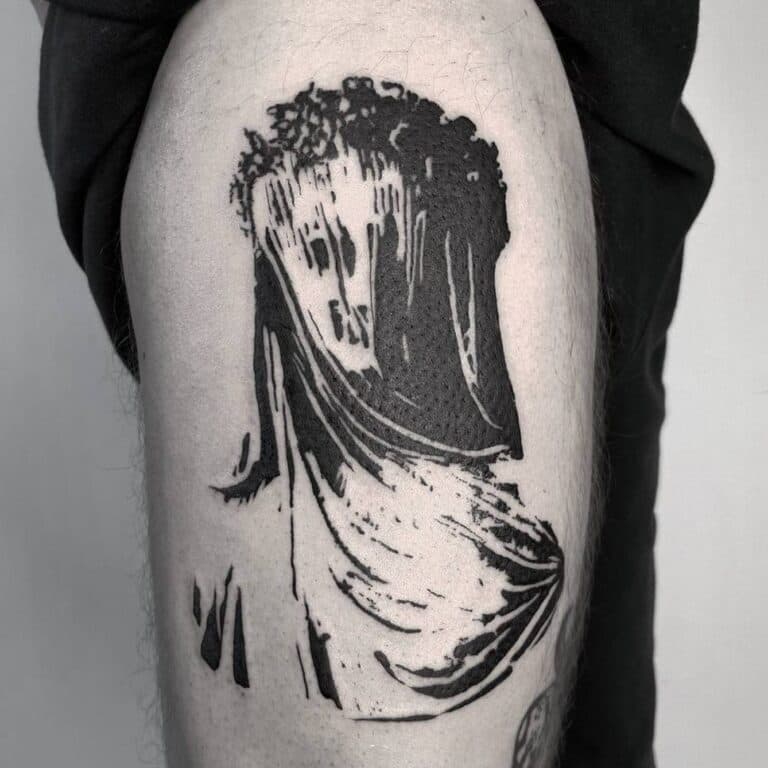 Blackwork tattoo van een gedrapeerd figuur of buste op de bovenarm.