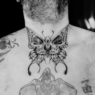 Grote zwart-wit vlinder met schedel op de nek.