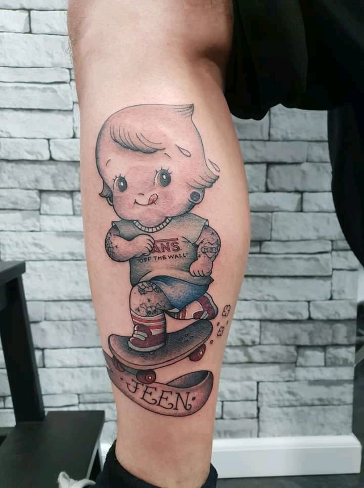 Traditionele Kewpie pop op skateboard met Vans shirt en naam JEEN.