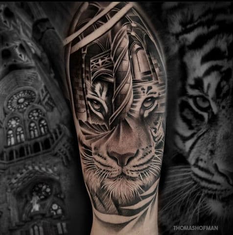 Realistische tijgerkop gecombineerd met architectuur op bovenarm.
