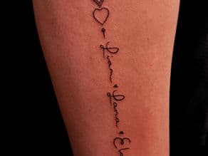 Fineline tattoo met namen Liam, Lana, Ela en hartjes op onderarm.