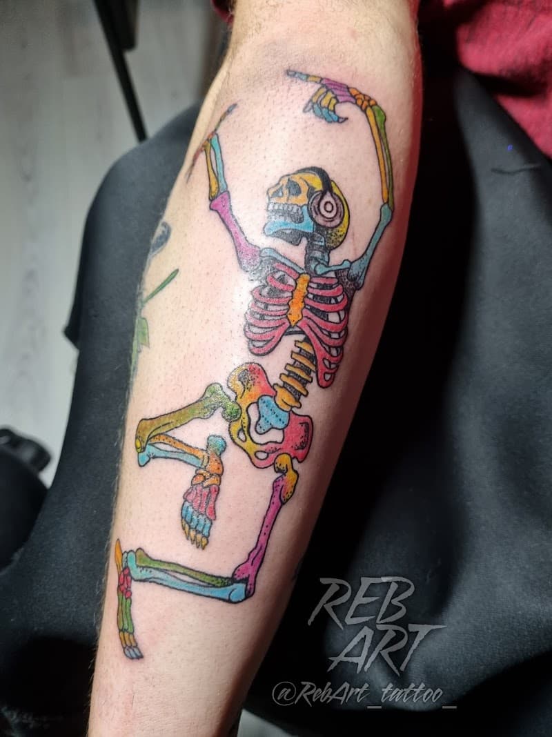 Kleurrijk dansend skelet met koptelefoon op onderbeen.