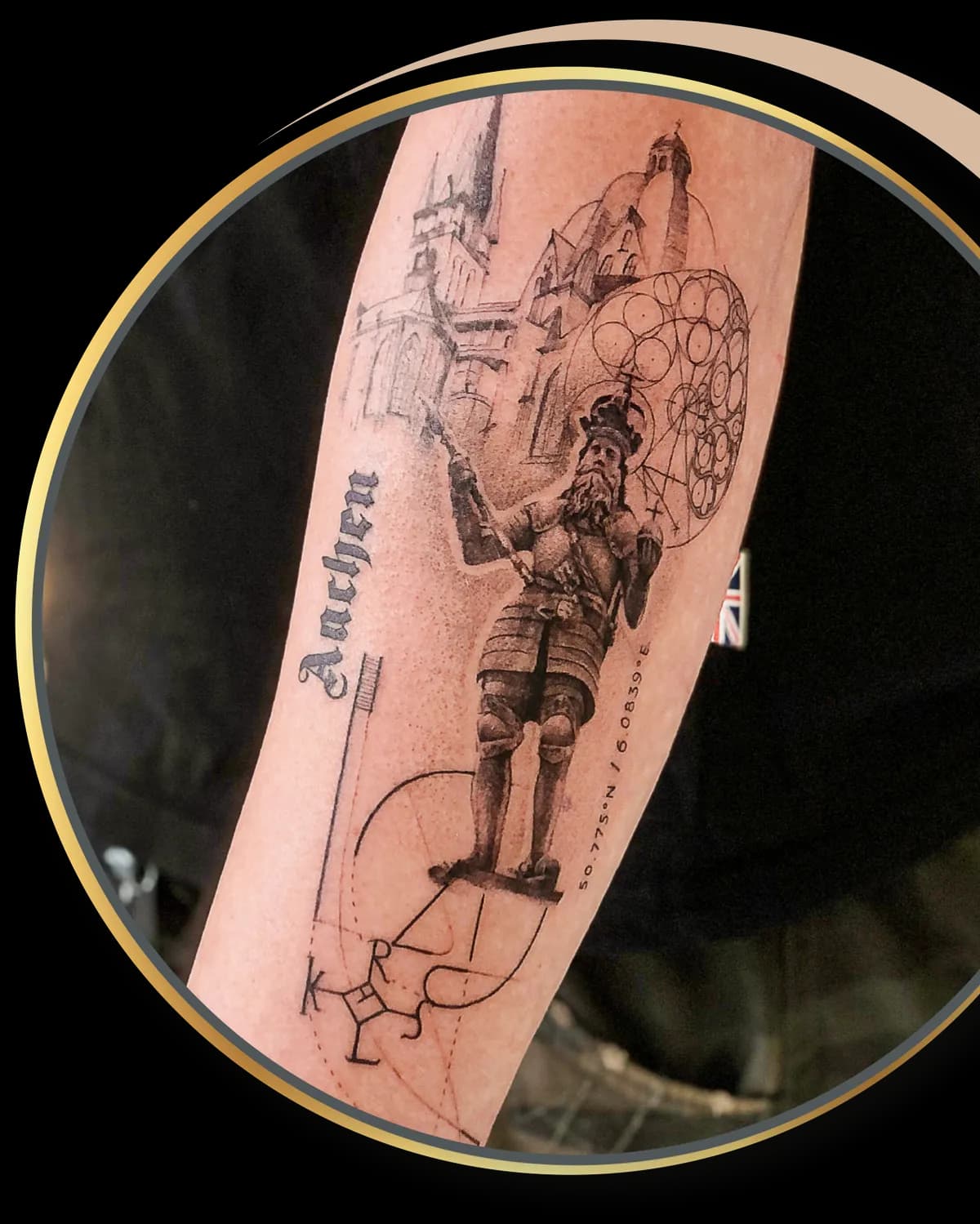Gedetailleerde tattoo van Karel de Grote standbeeld, Dom van Aken en tekst.