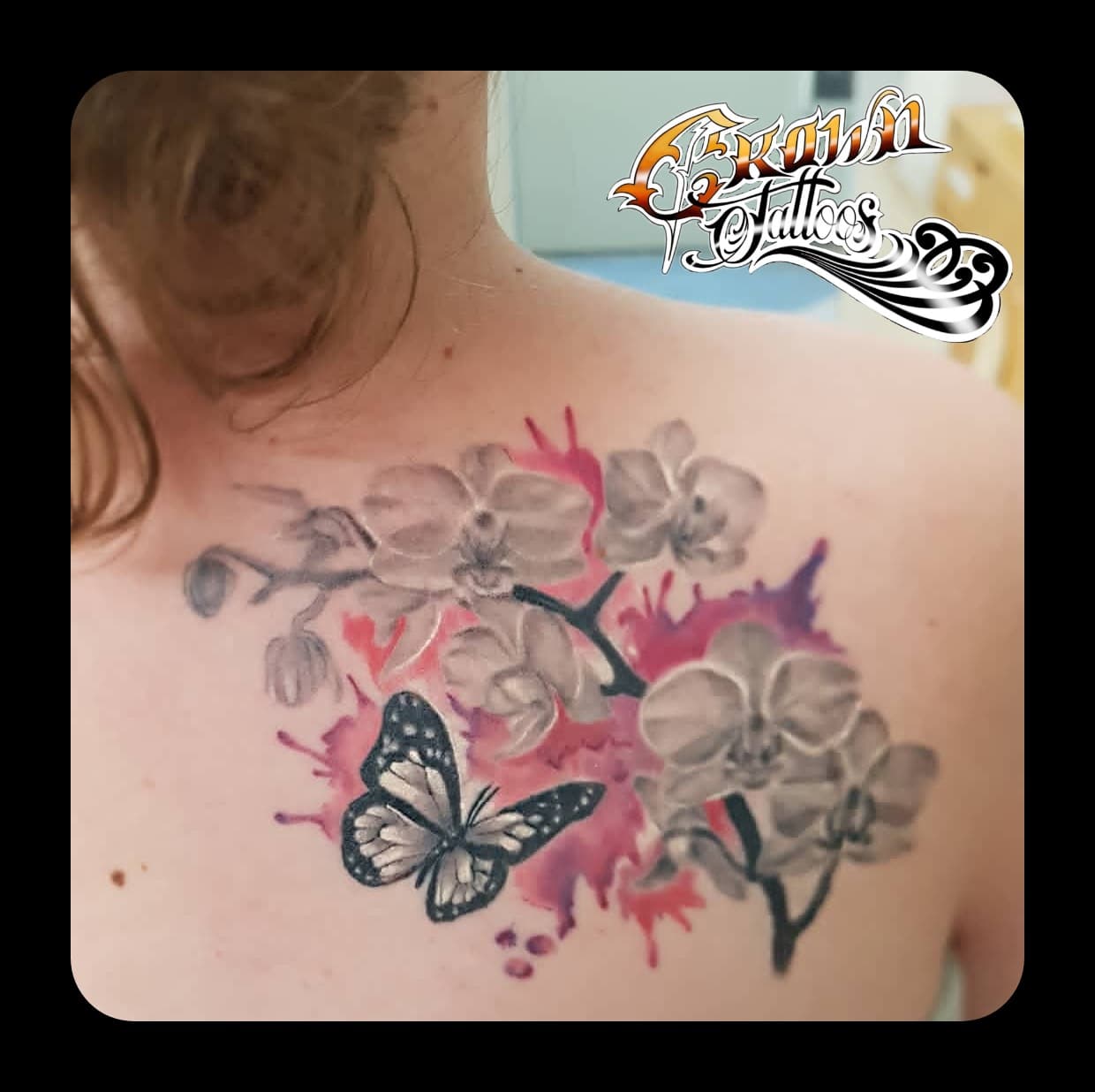 Watercolor orchideeën en vlinder op schouder.