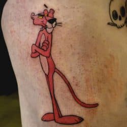 Kleurrijke cartoon tattoo van de Roze Panter met gekruiste armen.
