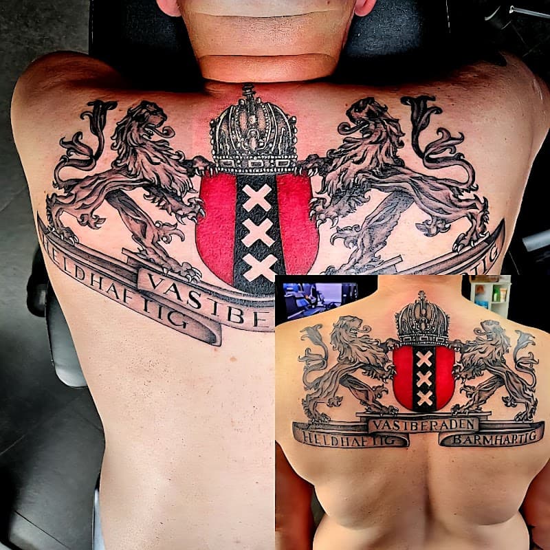 Groot wapen van Amsterdam tattoo op de bovenrug.