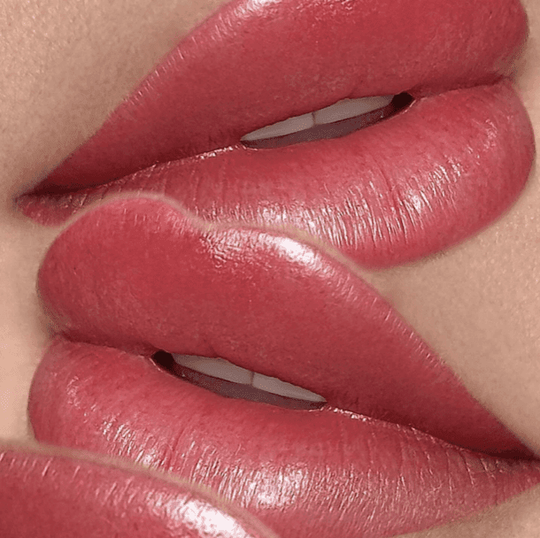 Close-up van permanente make-up op lippen (lip blushing).