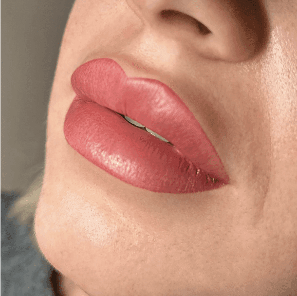 Permanente make-up lip blush tattoo in een zachtroze kleur.