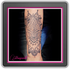 Grote blackwork mandala tattoo op de onderarm met sierlijke details en dotwork.
