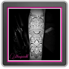 Grote zwart-wit mandala tattoo op onderarm met dotwork details.