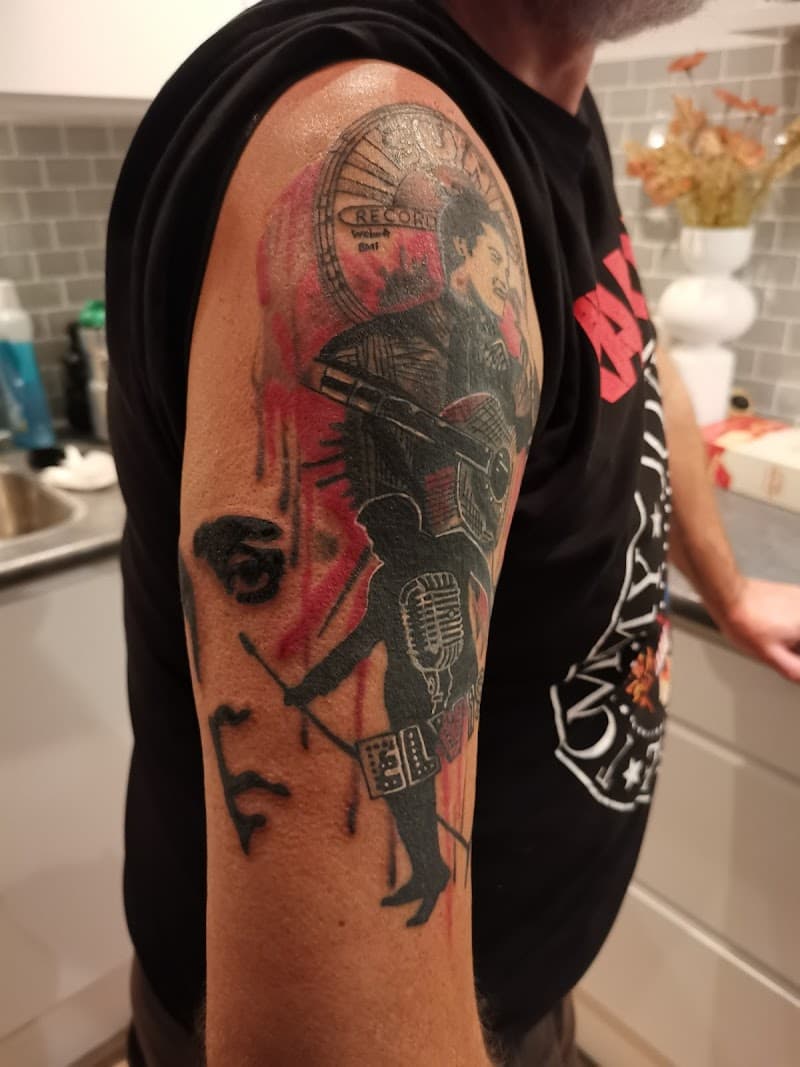 Trash polka tattoo van Elvis Presley met silhouet en rode accenten.