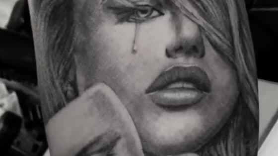 Realistisch portret van een vrouw met een traan.