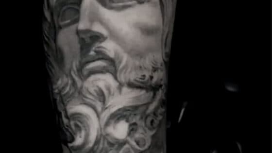 Realistisch standbeeld portret van een bebaarde man, mogelijk een god of filosoof.