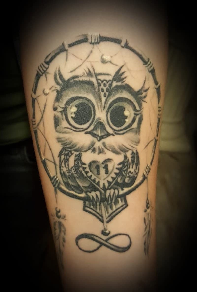 Schattige uil in dromenvanger met oneindigheidssymbool en hartje '11'.