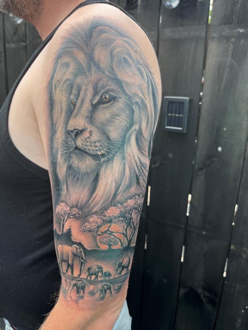 Realistische leeuw en savanne landschap op bovenarm.